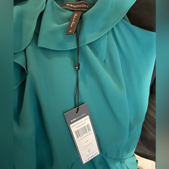 Beautiful ruffle emerald BCBG gown - Picture 8 of 8